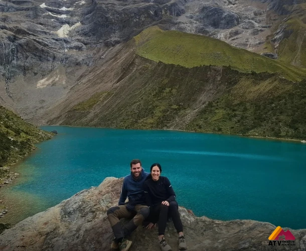 en rocas con vista a la laguna)	Vistas Panorámicas de la Montaña Sagrada